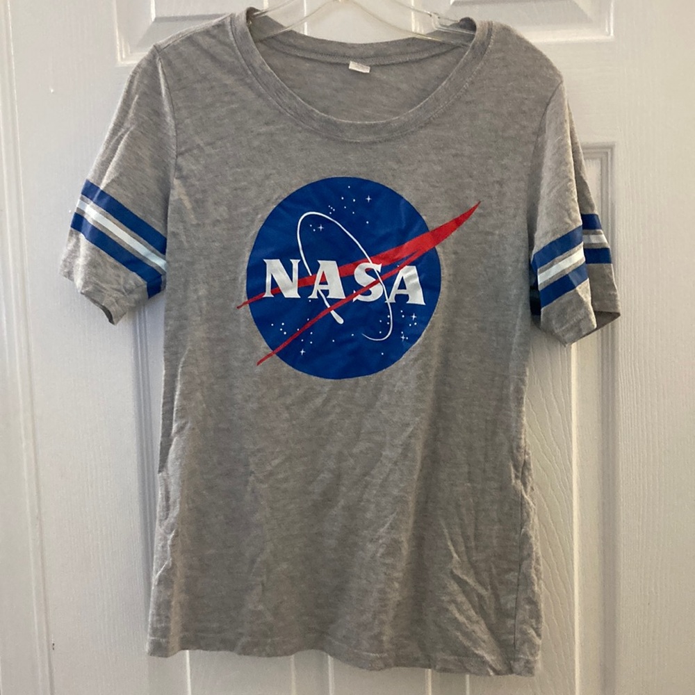 🌞 5 for $25. NASA t-shirt. GUC. Grey w/ blue stripes. Size L.